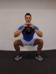 squat-met-kettlebell-voorkant