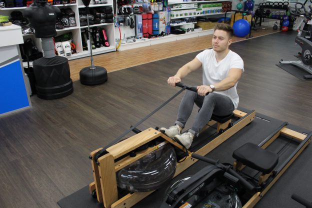 Sporter op de Waterrower roeitrainer