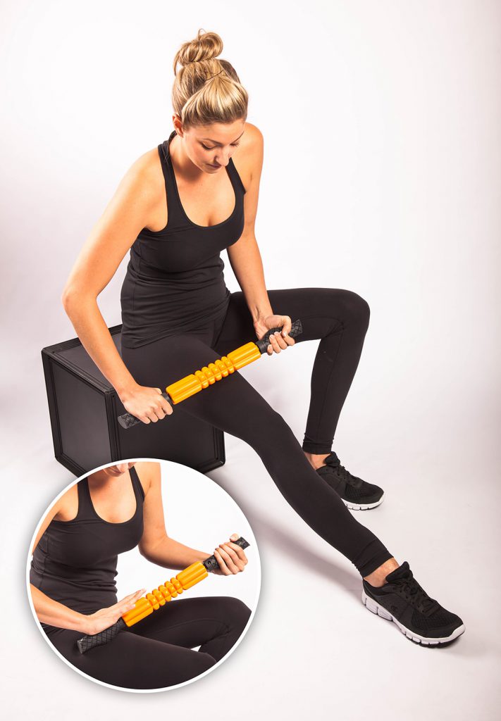 Vrouw met massage roller voor het masseren van de quadriceps