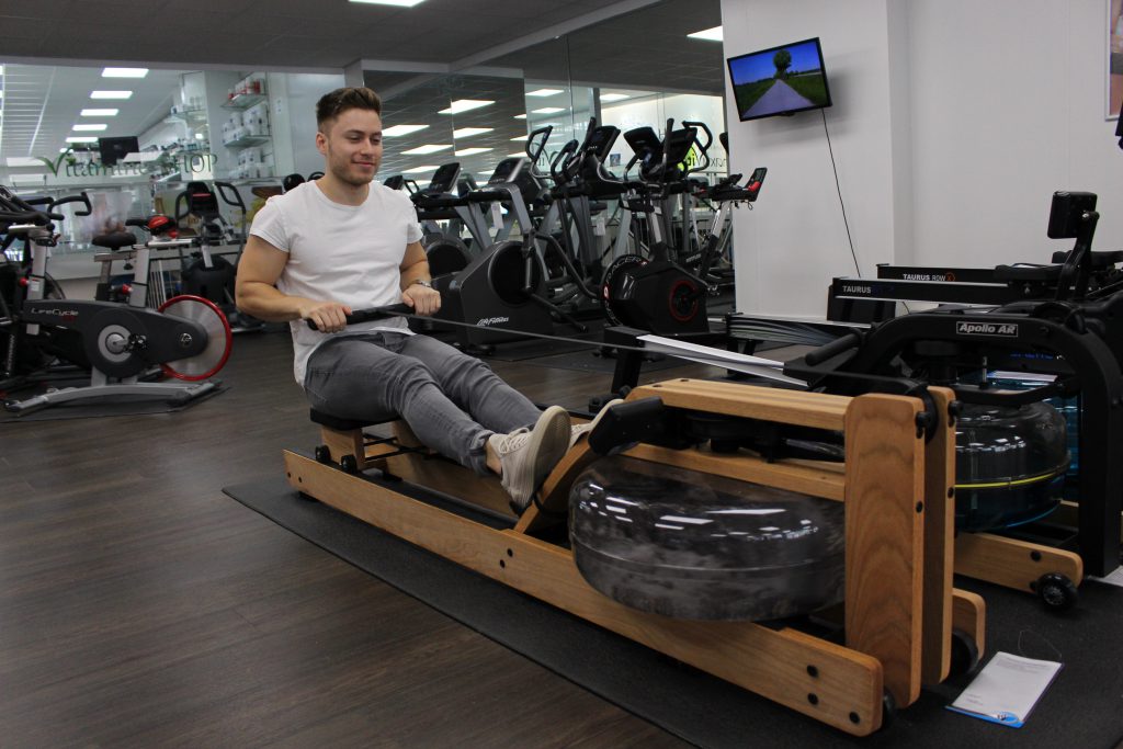 Fitshop medewerker op de Waterrower indoor roeitrainer