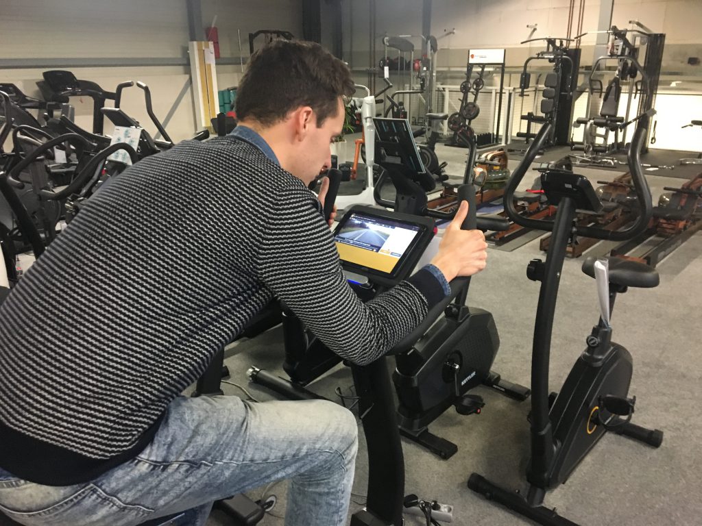 Met parkinson op een hometrainer bij Fitshop fietsen