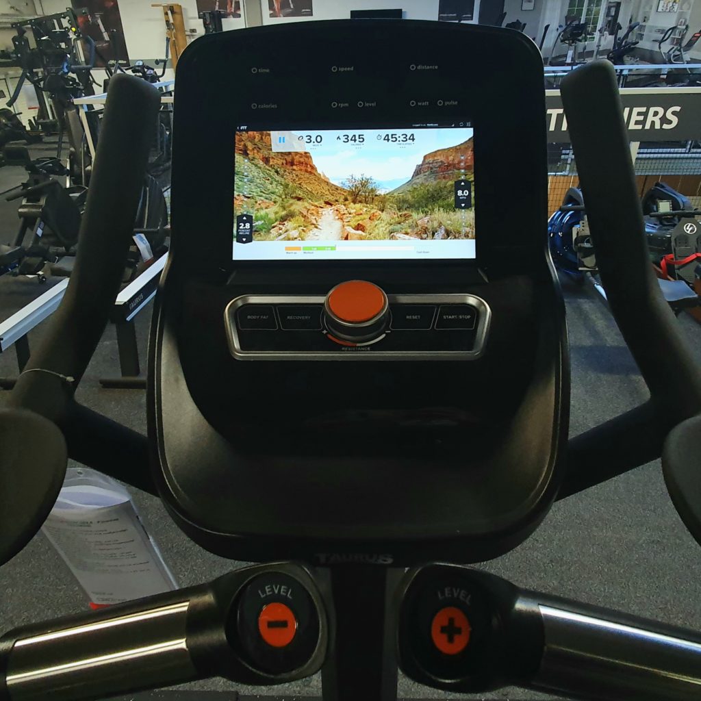 De iFit app met een virtuele workout op een hometrainer, ook geschikt voor loopbanden en crosstrainers